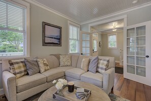 TV, DVD player, books - Seabrook's Best Times Beach House, a quiet and spacious home! (Pacific Beach)