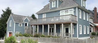 Seabrook's Blue Lantern Cottage: Dog Friendly, Hot Tub & Oceanview!