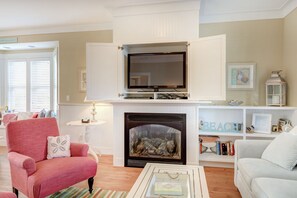 TV, fireplace, DVD player - Seabrook's Bramble Berry House, a luxury 4-bedroom home! (Pacific Beach)