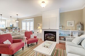 TV, fireplace, DVD player - Seabrook's Bramble Berry House, a luxury 4-bedroom home! (Pacific Beach)