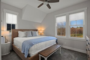4 bedrooms, iron/ironing board, free WiFi, bed sheets - Seabrook's CaberNeigh Getaway, a 3-story home in South Farm! (Pacific Beach)