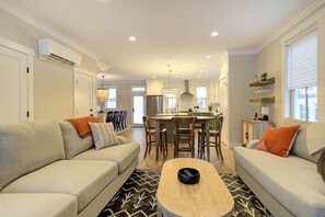 TV, fireplace, video games - Seabrook's CaberNeigh Getaway, a 3-story home in South Farm! (Pacific Beach)