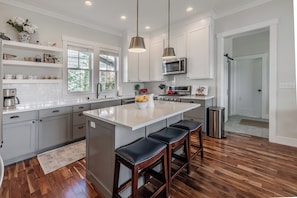 Fridge, microwave, oven, stovetop - *NEW* Camden House, relax on the wraparound porch and in the hot tub! (Pacific Beach)