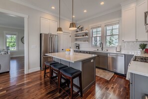 Fridge, microwave, oven, stovetop - *NEW* Camden House, relax on the wraparound porch and in the hot tub! (Pacific Beach)