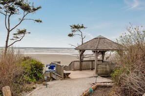 Beach nearby - *NEW* Camden House, relax on the wraparound porch and in the hot tub! (Pacific Beach)