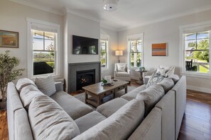 TV, fireplace, DVD player, books - *NEW* Camden House, relax on the wraparound porch and in the hot tub! (Pacific Beach)
