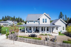 Exterior - *NEW* Camden House, relax on the wraparound porch and in the hot tub! (Pacific Beach)