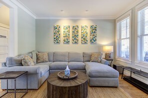 TV, fireplace, DVD player, table tennis - Seabrook's Casa del Mar: Dog Friendly! (Pacific Beach)