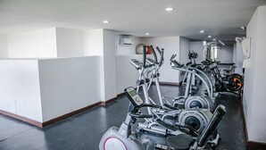 Et fitnesscenter med motionscykler, crosstrainere og styrkemaskiner.