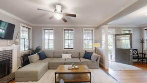 Smart TV, fireplace, ping pong, offices - Seabrook's Central Park, a dog-friendly home with a hot tub! (Pacific Beach)