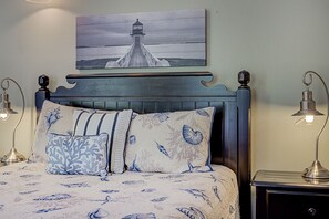 4 bedrooms, desk, iron/ironing board, free WiFi - Seabrook's Central Park, a dog-friendly home with a hot tub! (Pacific Beach)