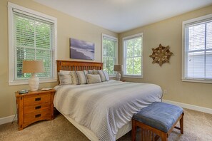 4 bedrooms, desk, iron/ironing board, free WiFi - Seabrook's Central Park, a dog-friendly home with a hot tub! (Pacific Beach)