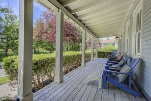 Terrace/patio - Seabrook's Central Park, a dog-friendly home with a hot tub! (Pacific Beach)