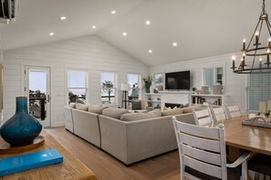 TV, fireplace, DVD player - New* Seabrook's Ciao Bella Beach: Oceanview, Dog Friendly! (Pacific Beach)