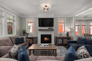 Smart TV, fireplace, books - *NEW* Coastal Oasis, Hot Tub! (Pacific Beach)