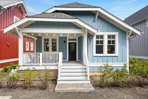 Exterior detail - *NEW* Coastal Oasis, Hot Tub! (Pacific Beach)