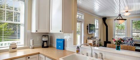 冷蔵庫、電子レンジ、オーブン、コンロ