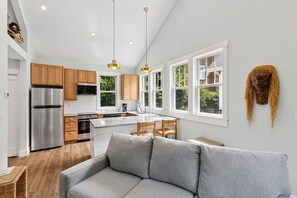 Interior - Seabrook's Coyote Cottage, a 4-bedroom, oceanview home! (Pacific Beach)