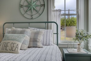 3 bedrooms, desk, iron/ironing board, free WiFi - Seabrook's Creekside Cottage, a cozy 3-bedroom home! (Pacific Beach)