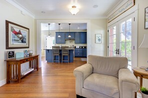 TV, fireplace - Seabrook's Crew Rest: Dog Friendly, Hot Tub (Pacific Beach)