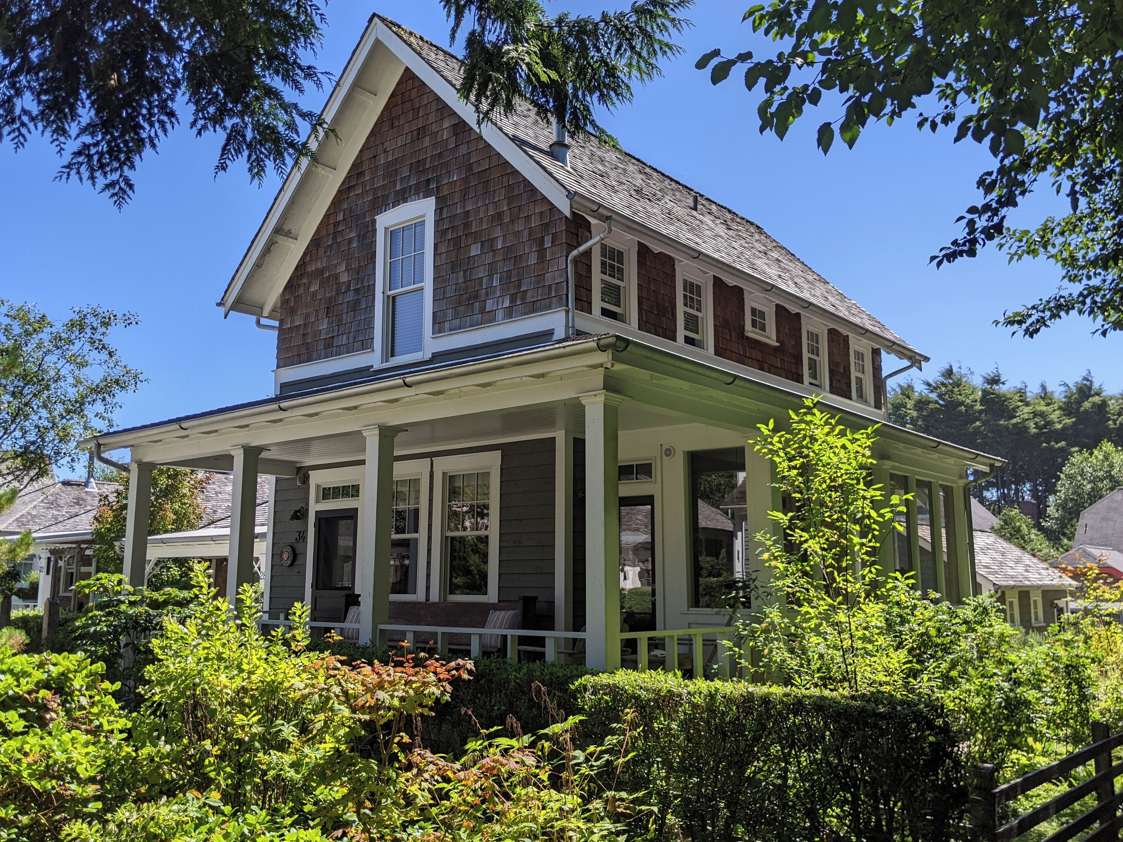 Seabrook's Ella's Escape, a quiet 2-bedroom home with forest views!