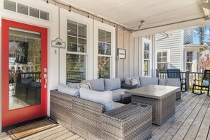 Terrace/patio - Seabrook's Field of Dreams: Dog Friendly, Hot Tub! (Pacific Beach)