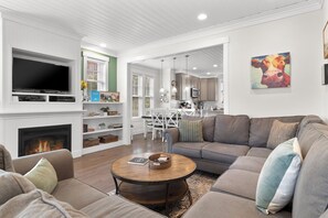 Tv, eldstad, dvd-spelare och böcker