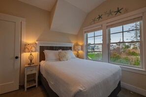 3 bedrooms, iron/ironing board, free WiFi, bed sheets - *NEW* Footprints in the Sand, Ocean View, Hot Tub (Pacific Beach)