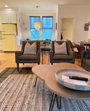 TV, fireplace, DVD player, ping pong - Seabrook's Gnome Place Like Home: Dog Friendly! (Pacific Beach)