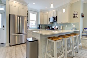 Kjøleskap, mikrobølgeovn, ovn og kokeplater