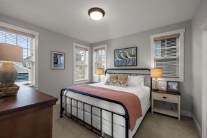 3 habitaciones, escritorio, tabla de planchar con plancha y wifi gratis