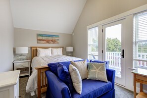 3 bedrooms, iron/ironing board, travel crib, free WiFi - *NEW* Seabrook's Good Mooring: Dog Friendly! (Pacific Beach)