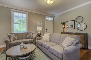 Smart TV, fireplace, DVD player, books - Seabrook's Grandma Dorothy's Cottage: Dog Friendly! (Pacific Beach)