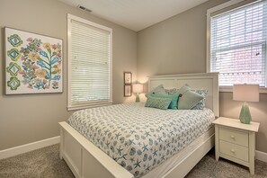 3 bedrooms, iron/ironing board, free WiFi, bed sheets - Seabrook's Grandma Dorothy's Cottage: Dog Friendly! (Pacific Beach)