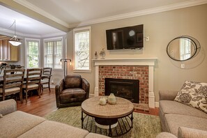 Smart TV, fireplace, DVD player, books - Seabrook's Grandma Dorothy's Cottage: Dog Friendly! (Pacific Beach)