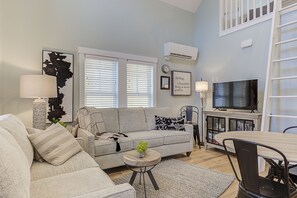 TV, DVD player, books - Seabrook's Half Pint, a dog-friendly, 2-bedroom home! (Pacific Beach)