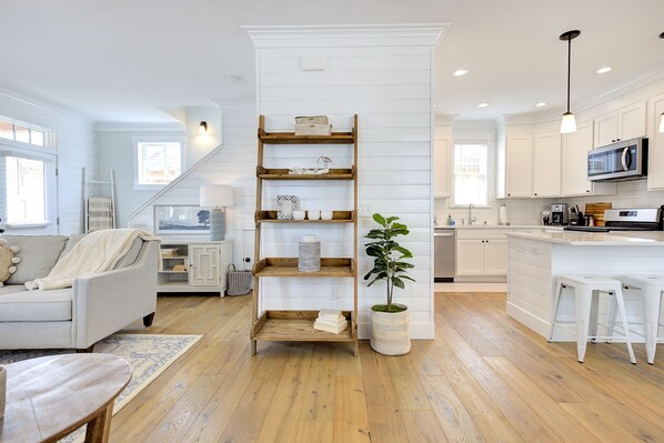 Smart TV, chimenea, reproductor de DVD y libros 