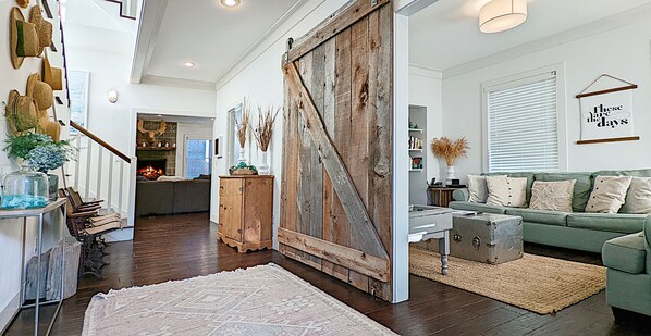 TV, fireplace, DVD player - Seabrook's Independence Hall: Perfect for large families (Pacific Beach)