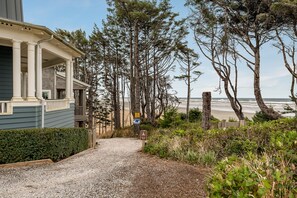 Property grounds - *NEW* Into the Mystic: Oceanfront, Hot Tub, Dog Friendly! (Pacific Beach)