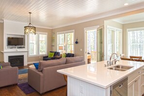 Interior - *NEW* Into the Mystic: Oceanfront, Hot Tub, Dog Friendly! (Pacific Beach)