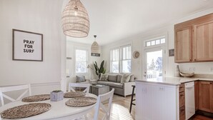 Un espacio habitable amplio y luminoso con comedor, cocina y vistas al exterior.
