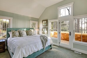 3 bedrooms, iron/ironing board, free WiFi, bed sheets - *NEW* Latitude Adjustment: Oceanview, Hot Tub, Dog Friendly! (Pacific Beach)