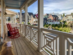 Property grounds - Seabrook's Let's Run Away, ideally situated next to Town Center! (Pacific Beach)