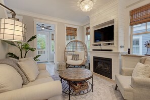 TV, fireplace - *NEW* Seabrook's Life's a Beach, bring your pup! (Pacific Beach)
