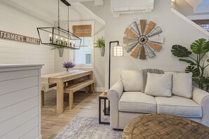 TV, fireplace - *NEW* Seabrook's Life's a Beach, bring your pup! (Pacific Beach)