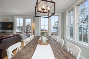 Dining - Seabrook's Living The Dream: Oceanview, Dog Friendly (Pacific Beach)