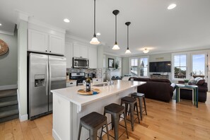 ثلاجة، ميكروويف، فرن، موقد طهي مسطح