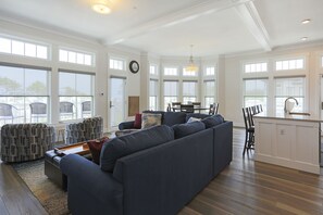 Smart TV, fireplace, books - New* Seabrook's Loft E Goals, a refined and relaxed home in Town Center! (Pacific Beach)