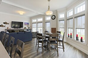 Dining - New* Seabrook's Loft E Goals, a refined and relaxed home in Town Center! (Pacific Beach)
