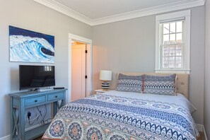 3 bedrooms, iron/ironing board, free WiFi, bed sheets - Seabrook's Lot 6: Dog Friendly! (Pacific Beach)